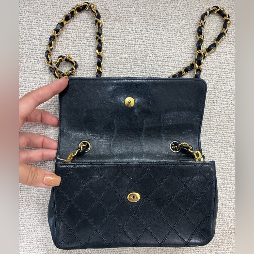 Authentic CHANEL black lambskin bicolor crossbody gold hardware - Picture 3 of 15